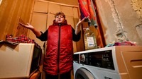 Warga lokal Olha Ivanivna terpaksa mencuci pakaian dengan air yang terbatas di rumahnya yang terletak di Stepnohirsk, region Zaporizhzhia. Foto: Future Publishing via Getty Imag/Future Publishing