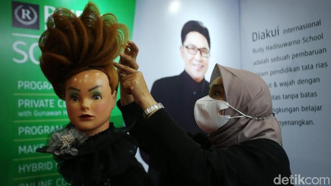 Sejak pertama kali diselenggarakan, Cosmobeaute telah menjadi tempat ideal bertemunya para pelaku bisnis kecantikan seperti importir, distributor, dokter serta pemilik salon dan spa yang ingin mengetahui produk-produk serta tren terbaru.