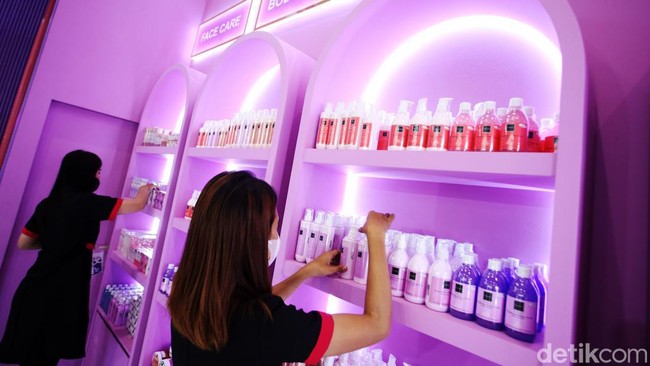 Tahun ini, Cosmobeaute Indonesia 2022 menghadirkan lebih dari 600 brand dan 200 perusahaan dari Indonesia, Tiongkok, India, Korea, Malaysia, dan Singapura.