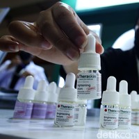 Pameran ini menampilkan beragam produk kecantikan brand-brand ternama dari dalam dan luar negeri.