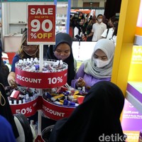 Diskon-diskon untuk produk kecantikan nampak diminati para pengunjung.