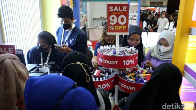 Diskon-diskon untuk produk kecantikan nampak diminati para pengunjung.