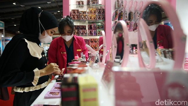 Pengunjung melihat-lihat produk kecantikan yang dipamerkan di Cosmobeaute Indonesia 2022.