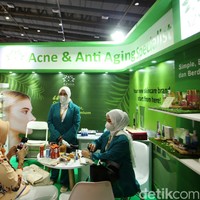 Pengunjung mendapat penjelasan terkait produk kecantikan di salah satu booth pameran.