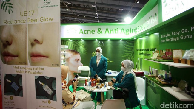 Pengunjung mendapat penjelasan terkait produk kecantikan di salah satu booth pameran.