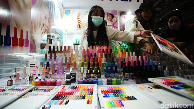 Pameran Cosmobeaute Indonesia 2022 berlangsung di Hall A&B, JCC, Jakarta, Kamis (3/11).