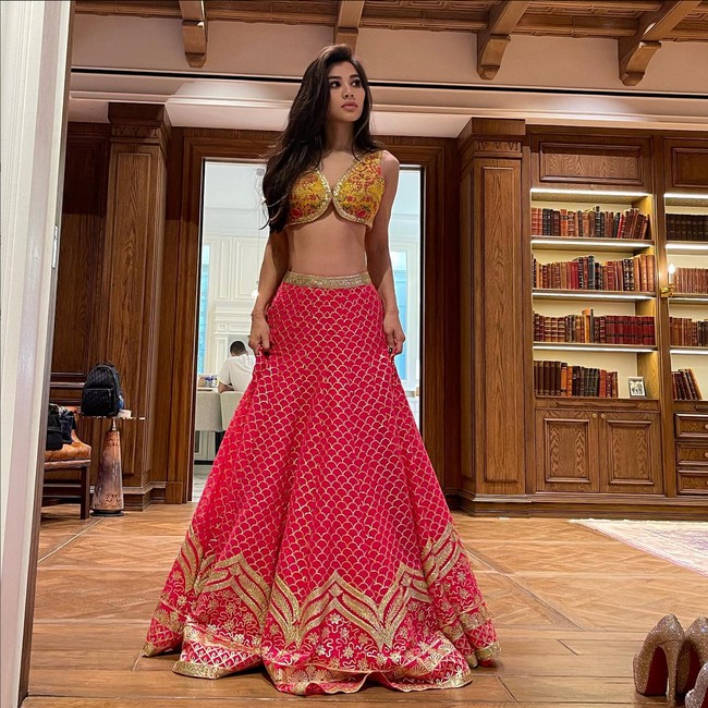 Sosialita berusia 40 tahun ini sering mengenakan atasan crop top yang menonjolkan perut ratanya. Terbaru, Adinda Bakrie ikut memeriahkan acara Diwali dengan memakai crop top dan rok lebar khas India. Foto: Instagram/@adindabakrie