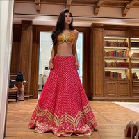 Sosialita berusia 40 tahun ini sering mengenakan atasan crop top yang menonjolkan perut ratanya. Terbaru, Adinda Bakrie ikut memeriahkan acara Diwali dengan memakai crop top dan rok lebar khas India. Foto: Instagram/@adindabakrie