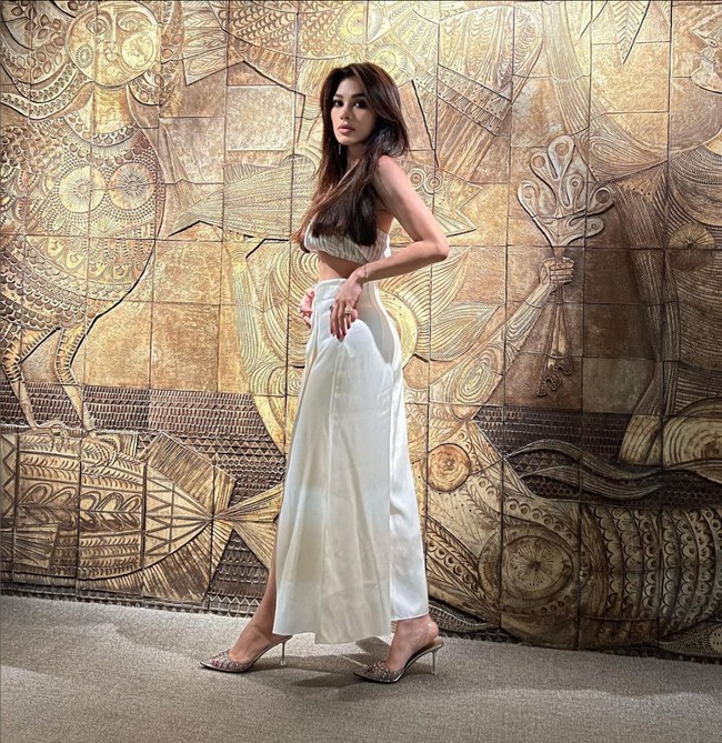 Salah satu pewaris bisnis keluarga Bakrie ini selalu memerhatikan kesehatan di tengah kesibukannya sebagai pebisnis dan sosialita. Ia rajin olahraga baik di rumah maupun kantor. Maka tidak heran jika tubuhnya tetap ramping setelah tiga kali melahirkan. Foto: Instagram/@adindabakrie