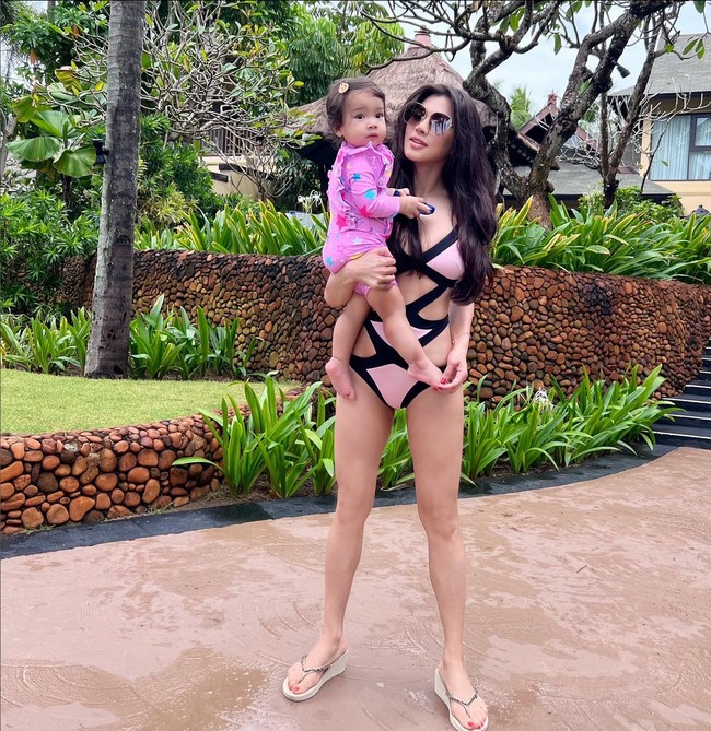 Pemegang tiga gelar sarjana di bidang ekonomi, marketing dan psikologi ini juga mencoba olahraga intens seperti boxing, tenis, berenang dan berkuda. Foto: Instagram/@adindabakrie