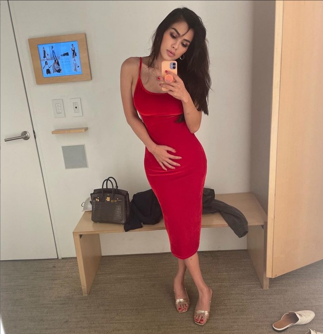 “Harus banyak makan yang hijau-hijau. Bukan berarti vegan. Semuanya in moderation. Kalaupun ada waktu di mana kita kebobolan makan kebanyakan, itu enggak apa-apa. Masih ada besok. Besok masih bisa dikontrol makannya. Karena banyak orang yang enggak mau makan tapi kelaparan lalu kemudian jadi penyakit, ungkapnya. Foto: Instagram/@adindabakrie