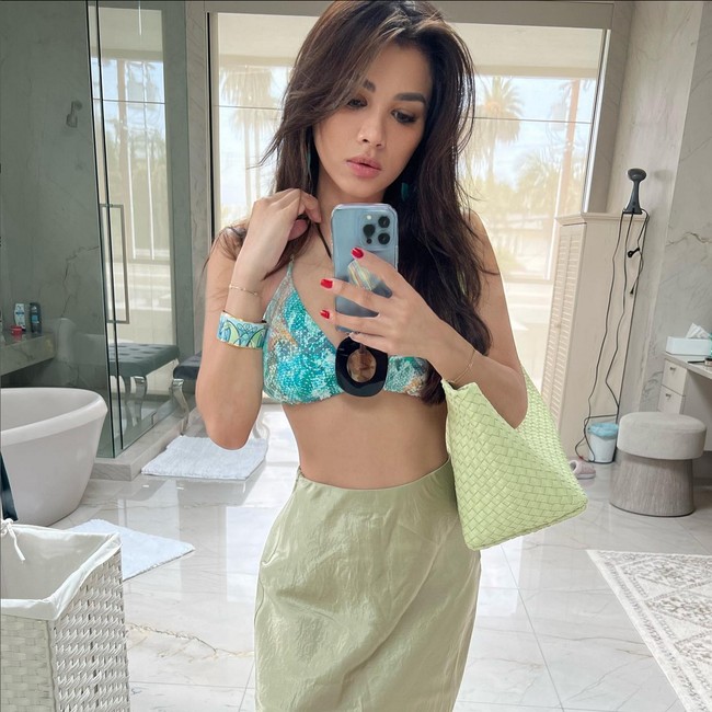 Adinda Bakrie kerap kali memperlihatkan perut rampingnya di media sosial. Penampakan perut dan ramping membuat banyak netizen sulit percaya kalau dia adalah ibu dari tiga anak. Foto: Instagram/@adindabakrie