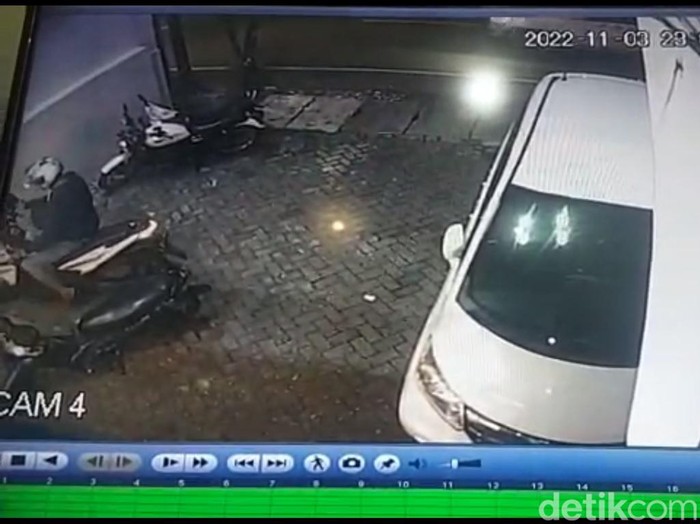 Aksi pencurian motor di kantor detikJatim di Ngagel Surabaya 3 November 2022