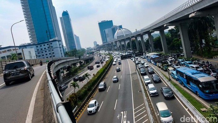 Ampun Deh! Jl MT Haryono Arah Gatsu Macet Pagi Tadi Kemacetan terjadi di Jalan MT Haryono arah Jl Gatot Subroto (Gatsu) pagi ini. Macet disebabkan meningkatnya volume kendaraan serta jalan yang bergelombang.