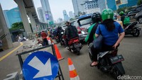 Aspal di lokasi tengah dikelupas untuk proyek perkerasan aspal. 