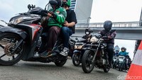Bunyi klakson saling bersahutan karena macet.