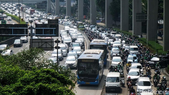 Ampun Deh! Jl MT Haryono Arah Gatsu Macet Pagi Tadi Kemacetan terjadi di Jalan MT Haryono arah Jl Gatot Subroto (Gatsu) pagi ini. Macet disebabkan meningkatnya volume kendaraan serta jalan yang bergelombang.