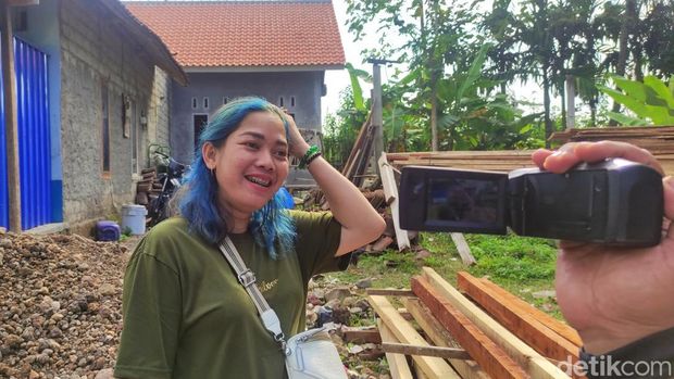 Anggie, salah satu konten kreator yang mendatangi rumah Farel Prayoga.