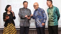 Binawati Dewi, Head of Sales & Tenant Relations PT Suryacipta Swadaya, Johannes Suriadjaja, Presiden Direktur PT Suryacipta Swadaya, Hudaya Arryanto, Managing Director PT Suryacipta Swadaya, Abednego Purnomo, VP Sales & Marketing PT Suryacipta Swadaya berbincang saat peluncuran Suryacipta Mobile Application.