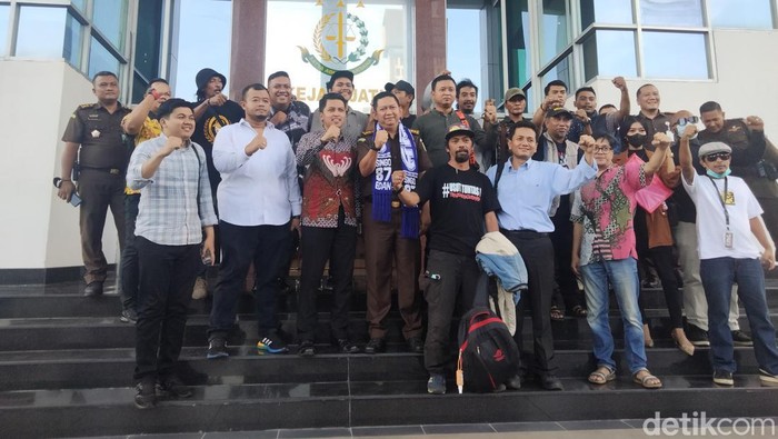 aremania datangi kejati jatim