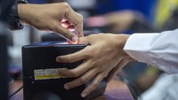 Petugas melakukan perekaman data sidik jari saat pembuatan KTP elektronik bagi siswa di SMK Negeri 2 Palembang, Sumatera Selatan, Kamis (3/11/2022).