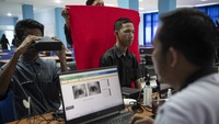 Petugas melakukan perekaman data biometrik mata saat pembuatan KTP elektronik bagi siswa di SMK Negeri 2 Palembang, Sumatera Selatan, Kamis (3/11/2022).
