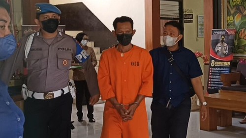 Ayah yang setubuhi anak kandung dan keponakannya sendiri, Kadek Eva Apridana, ditahan di Polres Tabanan, Kamis (3/11/2022).