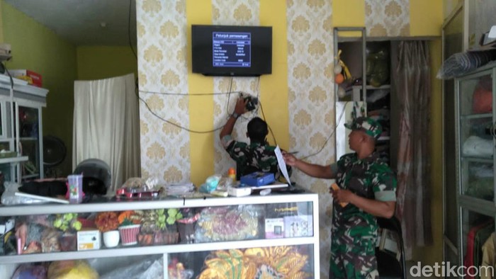 Babinsa di Lamongan menjadi tukang STB dadakan