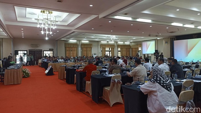 Banggar DPRD DKI Jakarta bersama eksekutif melanjutkan rapat pembahasan Kebijakan Umum Anggaran dan Priorotas Plafon Anggaran Sementara (KUA-PPAS) APBD 2023. (Tiara Aliya/detikcom)