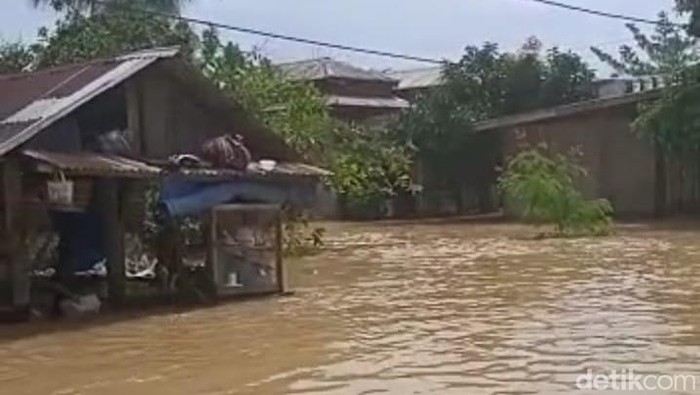 Banjir melanda dua kecamatan di Langkat, Sumut.