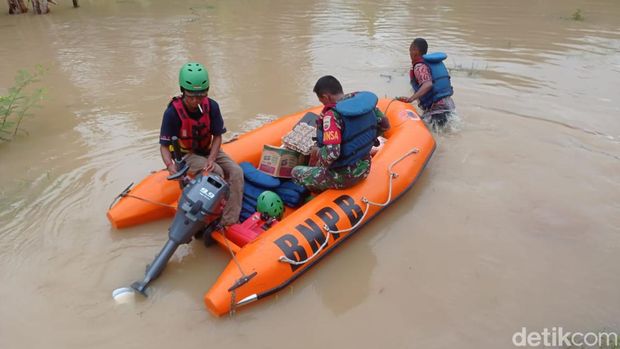 Banjir melanda dua kecamatan di Langkat, Sumut.