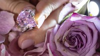 Fortune Pink, adalah batu permata raksasa yang sangat langka dengan berat lebih dari 18 karat, permata berwarna cerah itu adalah berlian merah muda berbentuk buah pir terbesar yang pernah ditawarkan untuk dijual di pelelangan.