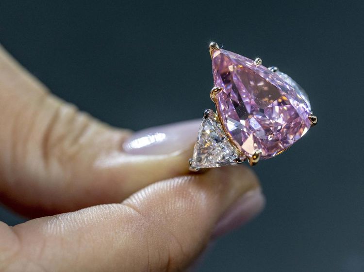 Batu Permata Fortune Pink Akan Dilelang, Berminat?
