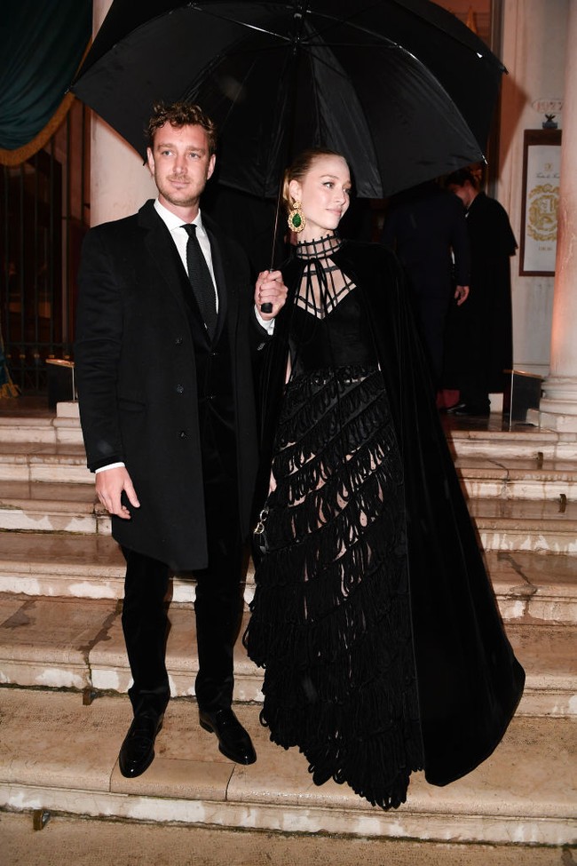 Penampilan glamour Beatrice di acara Dior di Italia. Dia mengenakan dress cut-out hitam. Dalam acara fashion tersebut, Beatrice ditemani suaminya. Foto: Getty Images