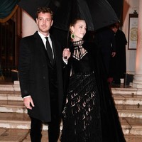 Penampilan glamour Beatrice di acara Dior di Italia. Dia mengenakan dress cut-out hitam. Dalam acara fashion tersebut, Beatrice ditemani suaminya. Foto: Getty Images