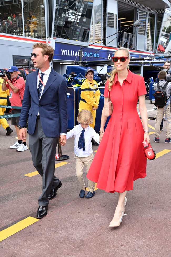 Dress merah plus kacamata merah, gaya Beatrice tetap terlihat elegan. Foto: Getty Images