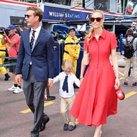 Dress merah plus kacamata merah, gaya Beatrice tetap terlihat elegan. Foto: Getty Images