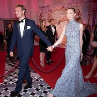 Pasangan tampan dan cantik ini selalu tampil mesra di publik. Keduanya kerap bergandengan tangan. Foto: Getty Images