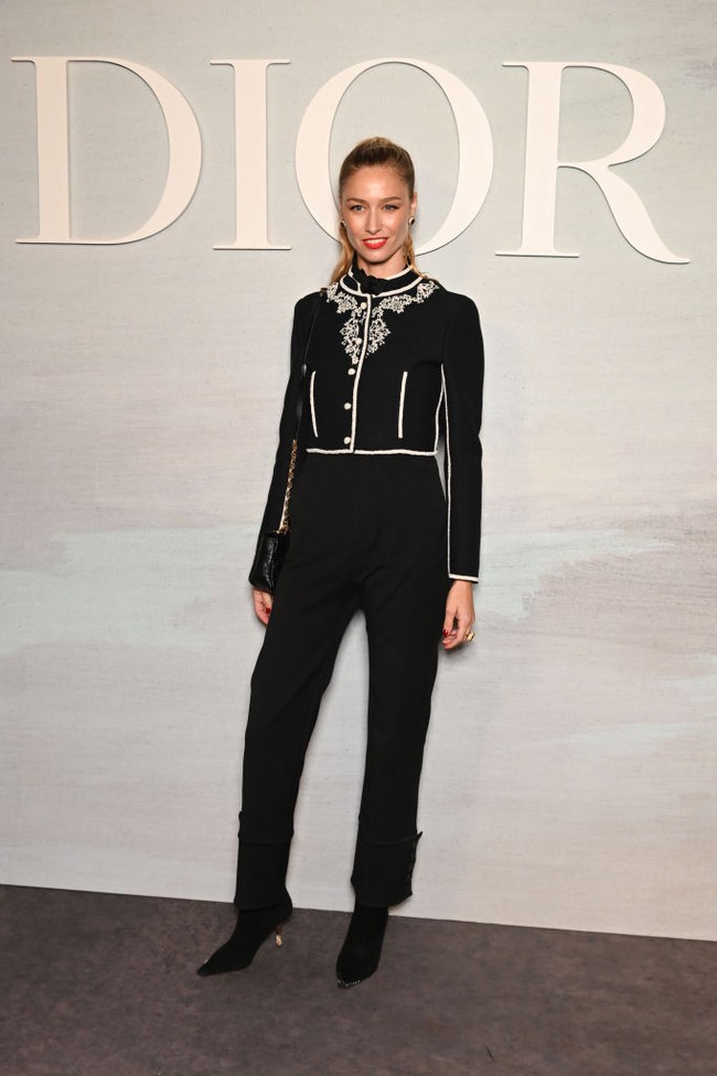 Tidak heran, jika bangsawan 37 tahun itu diundang ke acara-acara fashion. Inilah penampilan stylish-nya saat hadir di fashion show Dior di Paris Fashion Week. Foto: Getty Images