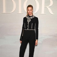 Tidak heran, jika bangsawan 37 tahun itu diundang ke acara-acara fashion. Inilah penampilan stylish-nya saat hadir di fashion show Dior di Paris Fashion Week. Foto: Getty Images