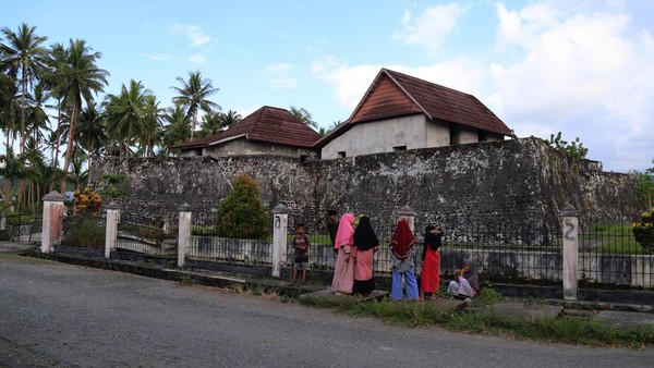 Dua anak berada didalam Benteng Barnaveld di Labuha, Pulau Bacan, Halmahera, Selatan, Maluku Utara, Kamis (3/11/2022).