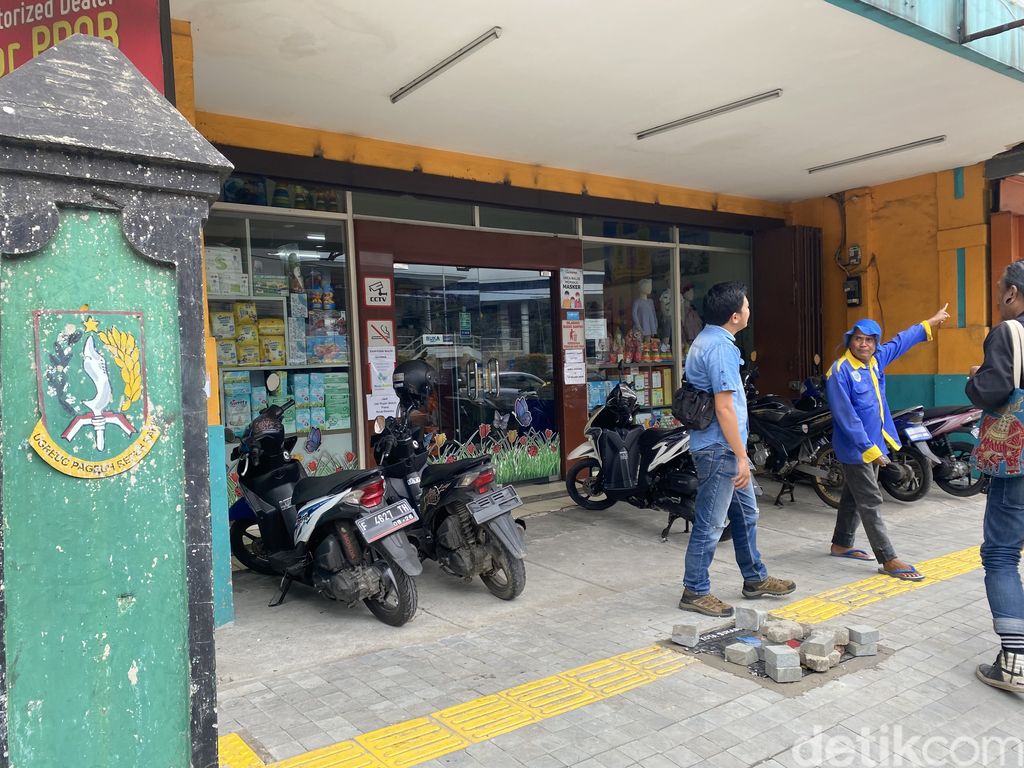 Besi penutup bergambar peta Sukabumi hilang dicuri.