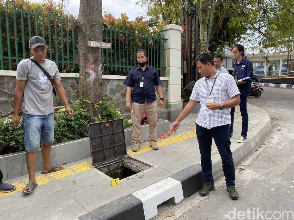 Besi penutup bergambar peta Sukabumi hilang dicuri.