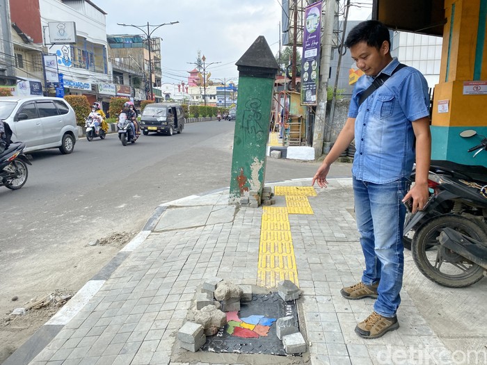 Besi penutup bergambar peta Sukabumi hilang dicuri.