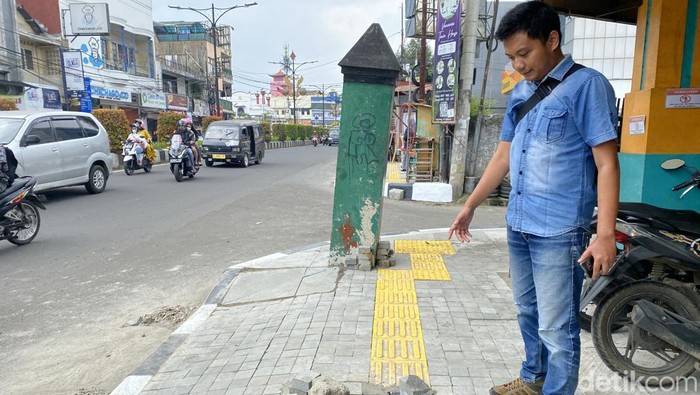 Besi penutup bergambar peta Sukabumi hilang dicuri.