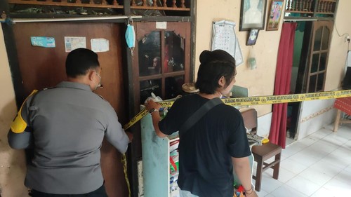 Pihak kepolisian saat melakukan olah tkp