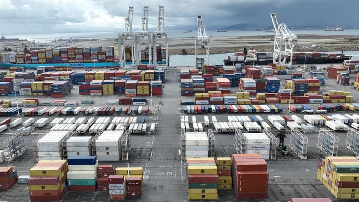 Buruh Mogok, Pelabuhan di AS Ini Setop Operasi Pekerja melakukan mogok kerja dan menutup Pelabuhan Oakland, California. Hal itu disebabkan karena kenaikan gaji dan tunjangan yang tidak diberikan olek mereka.