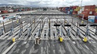 Pekerja melakukan mogok kerja dan menutup Pelabuhan Oakland, California pada tanggal 2 November 2022. Mereka meminta kenaikan gaji dan tunjangan stelah bekerja tanpa henti selama pandemi COVID-19. Namun, permintaan mereka tidak digubris oleh atasan, sehingga pekerja memilih untuk mogok kerja dan menutup pelabuhan saat negosiasi kontrak terhenti. (Getty Images/Justin Sullivan)