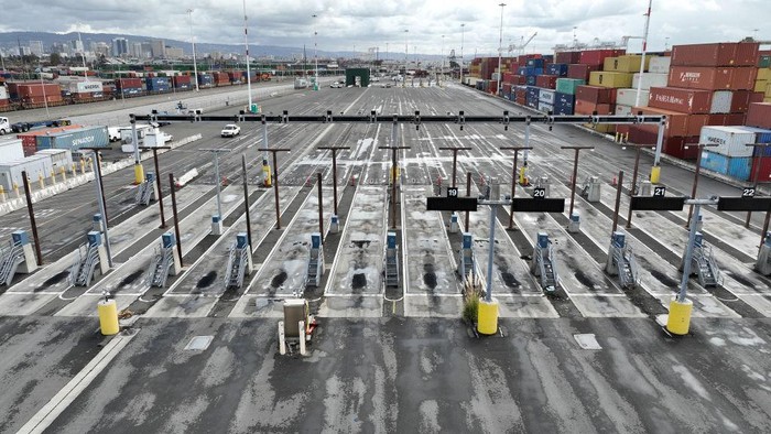 Pekerja melakukan mogok kerja dan menutup Pelabuhan Oakland, California. Hal itu disebabkan karena kenaikan gaji dan tunjangan yang tidak diberikan olek mereka.