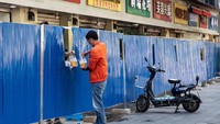 Berdasarkan informasi yang beredar di media sosial, Wuhan menangguhkan penjualan daging babi di beberapa area untuk sementara waktu. Dikutip dari Reuters, aturan ini berlaku usai petugas menemukan kasus COVID-19 yang berkaitan dengan rantai pasokan daging babi lokal.  